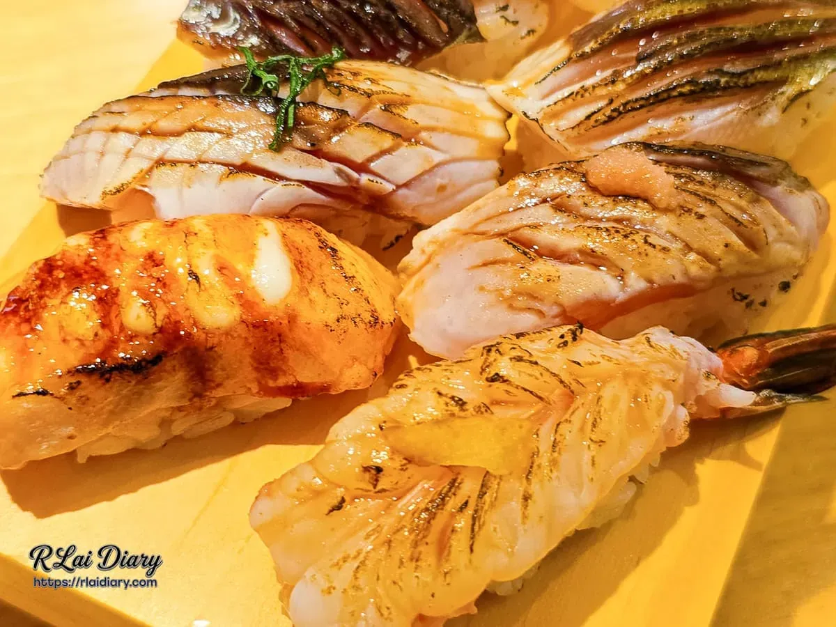 OMAKASE・食卓起司炙燒鮭魚與焦香鮮蝦握壽司近照
