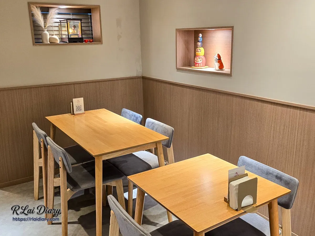 OMAKASE・食卓簡約木桌椅座位區與可愛達摩公仔擺飾