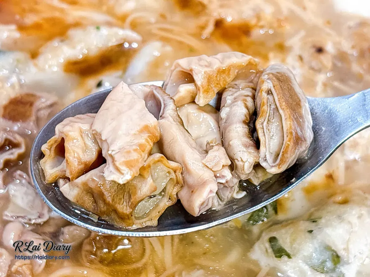 滷大腸配料特寫，色澤深沈且質地 Q 彈入味
