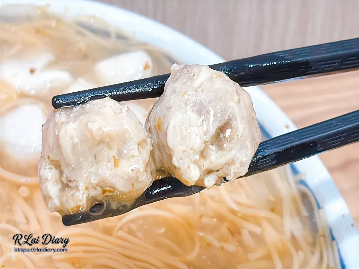 獨家手工雞肉羹特寫，口感緊實富有彈性