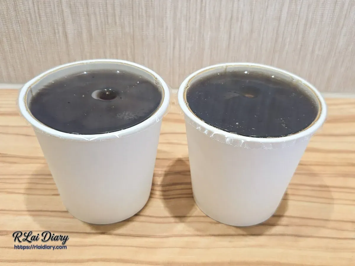 冰鎮關西仙草茶，標榜慢火熬製 12 小時的解膩良伴