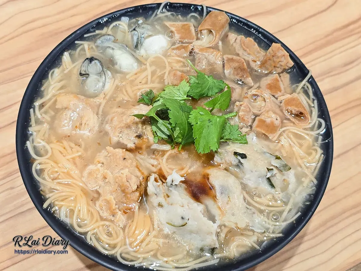經典綜合麵線近攝，鋪滿蚵仔、大腸與手工羹類