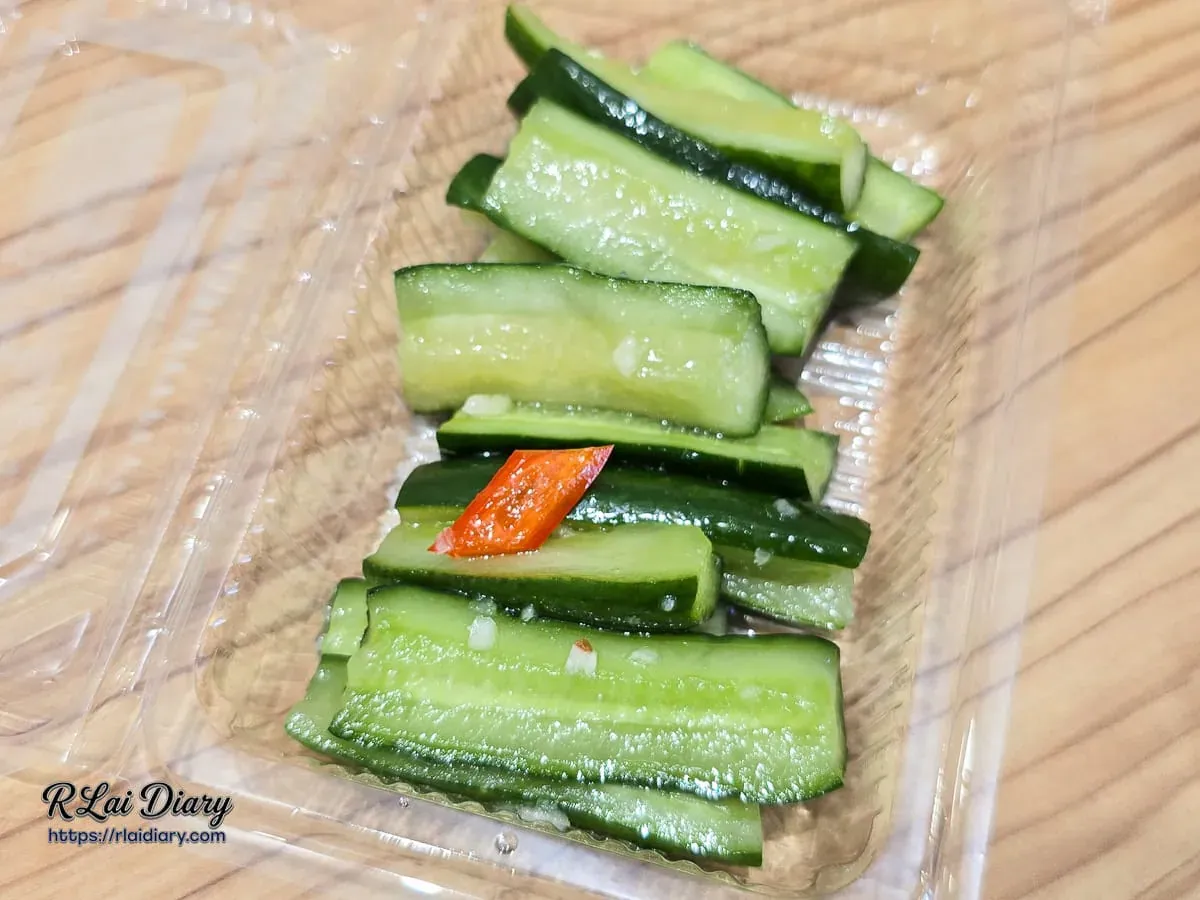 涼拌小黃瓜，翠綠爽脆搭配蒜末辣椒的開胃口感