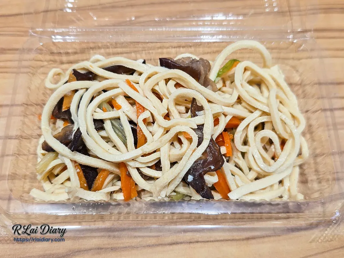 涼拌干絲，搭配黑木耳與胡蘿蔔絲的細膩豆香質感