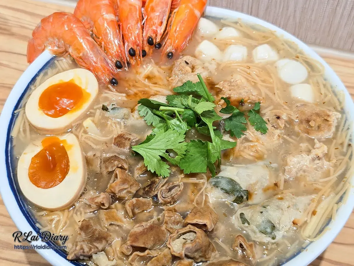 滿溢特盛海陸總匯麵線，展示六大食材堆疊出的華麗層次
