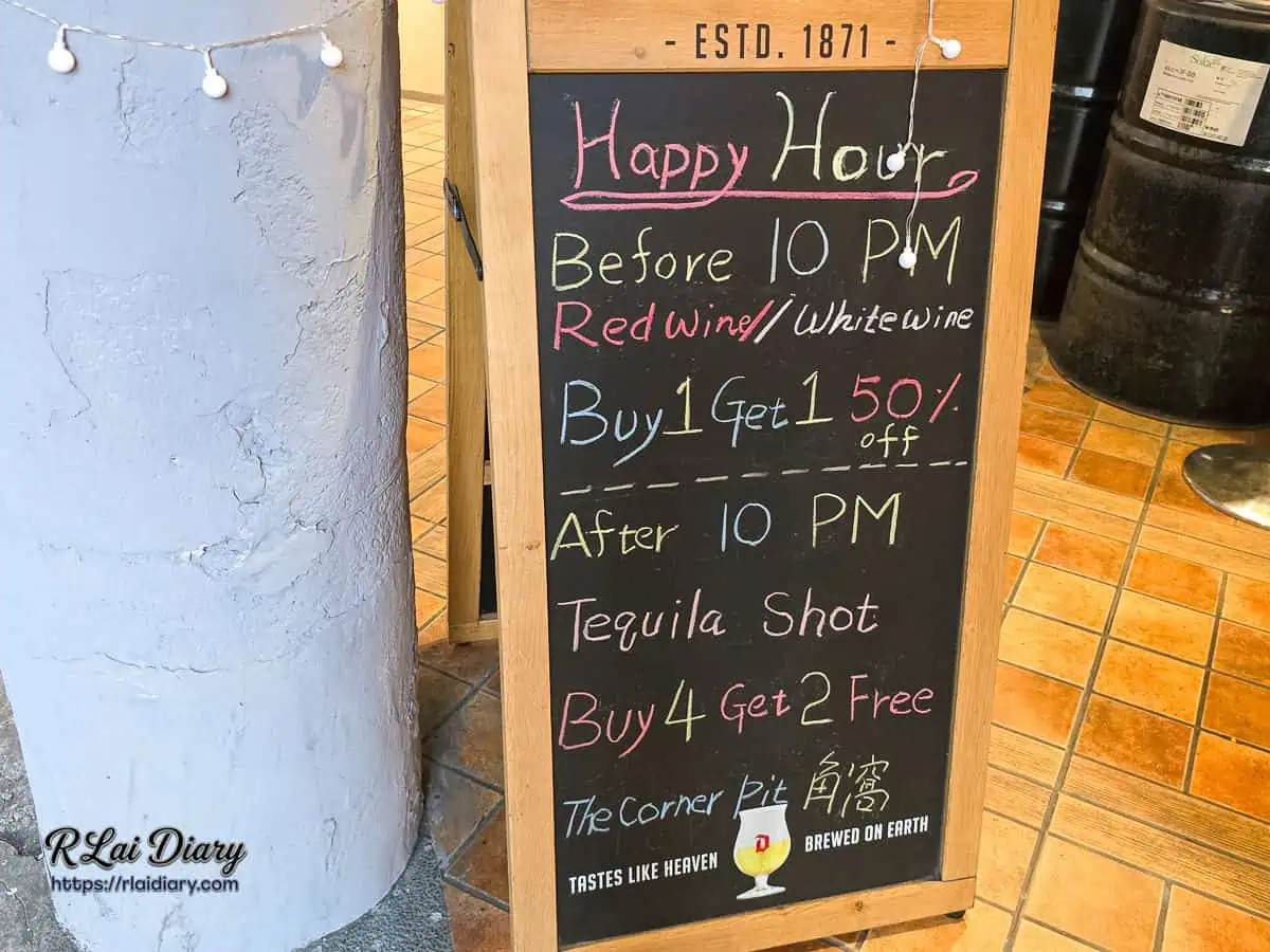 角窩門口黑板公告：10 PM 前紅酒白酒買一送一等優惠資訊