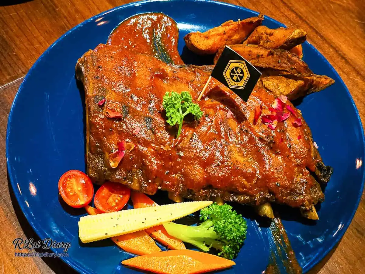 霸氣燻烤豬肋排，刷上濃郁 BBQ 醬汁