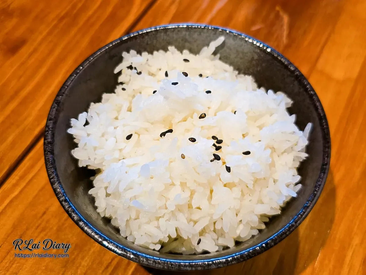 黑芝麻白飯特寫，展現粒粒分明的米粒質感