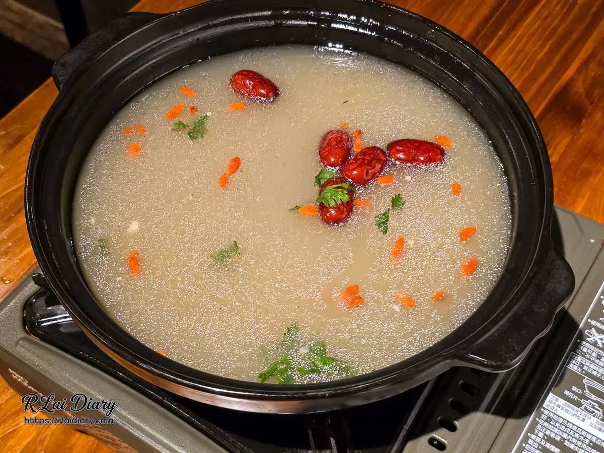 剛加入高湯的澄澈大骨湯底，漢方藥材漂浮