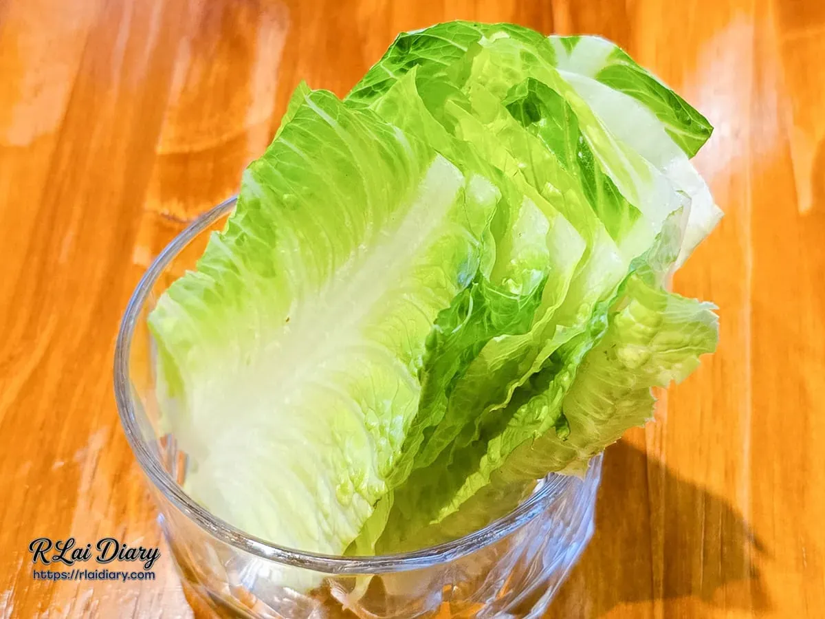 裝在玻璃杯中的翠綠羅馬生菜片，質感清脆