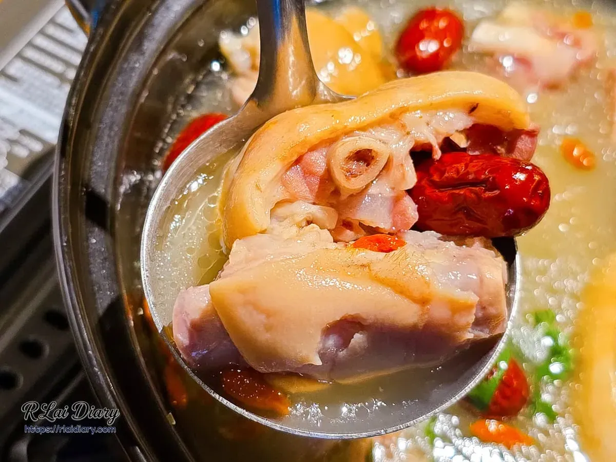 用湯勺舀起充滿膠質的蹄花，展現肉質彈性