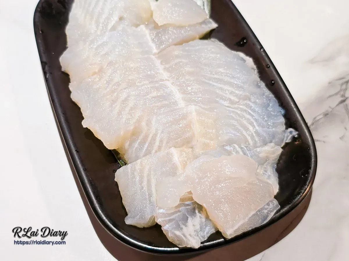 打卡禮巴沙魚片，肉質潔白細緻且整齊鋪陳在長盤上