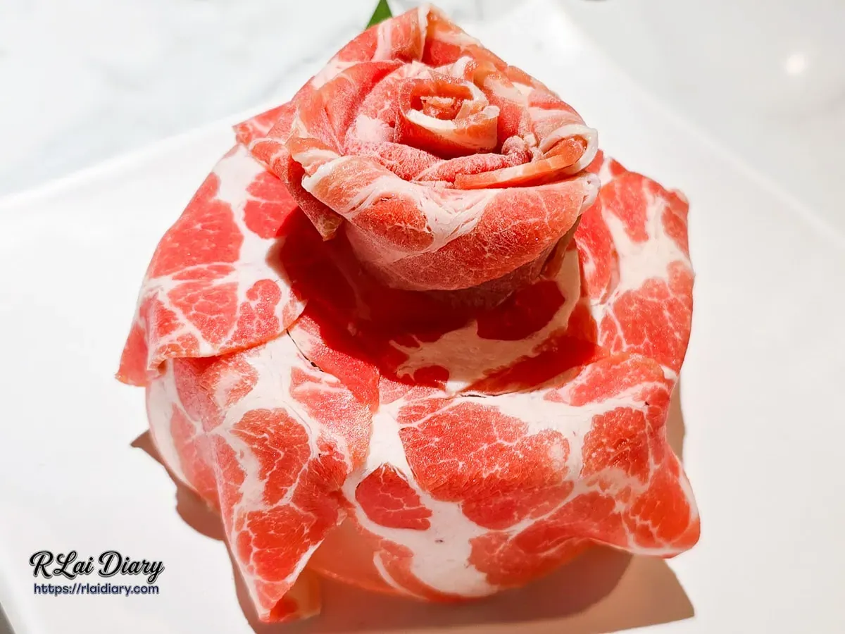 生日肉蛋糕近特寫，展示如鮮花般的肉片捲曲藝術與質感