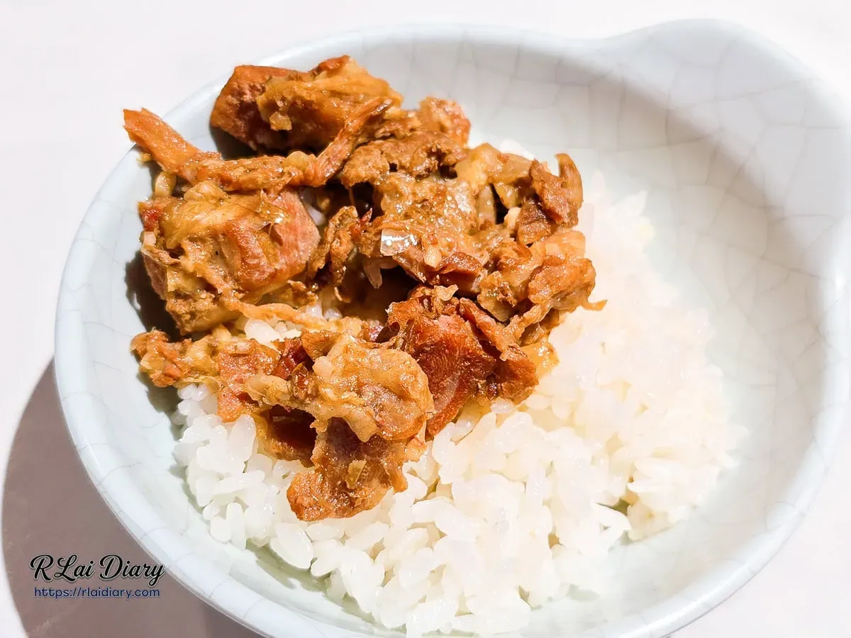 黃金粹滷肉燥飯特寫，醇厚鹹甜的滷汁與肥瘦適中的肉燥