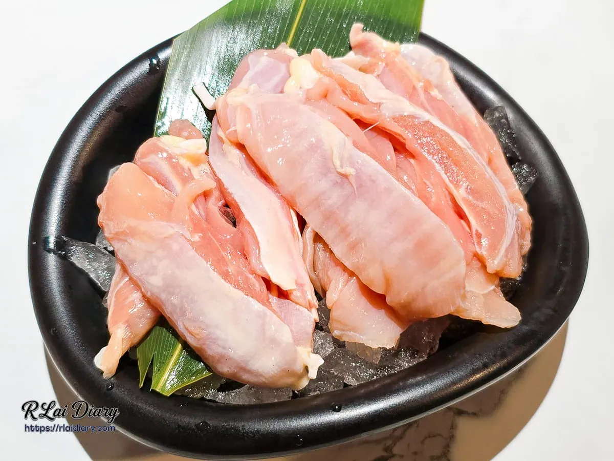 無骨鮮雞腿特寫，質地厚實且皮 Q 肉滑的新鮮雞肉質地