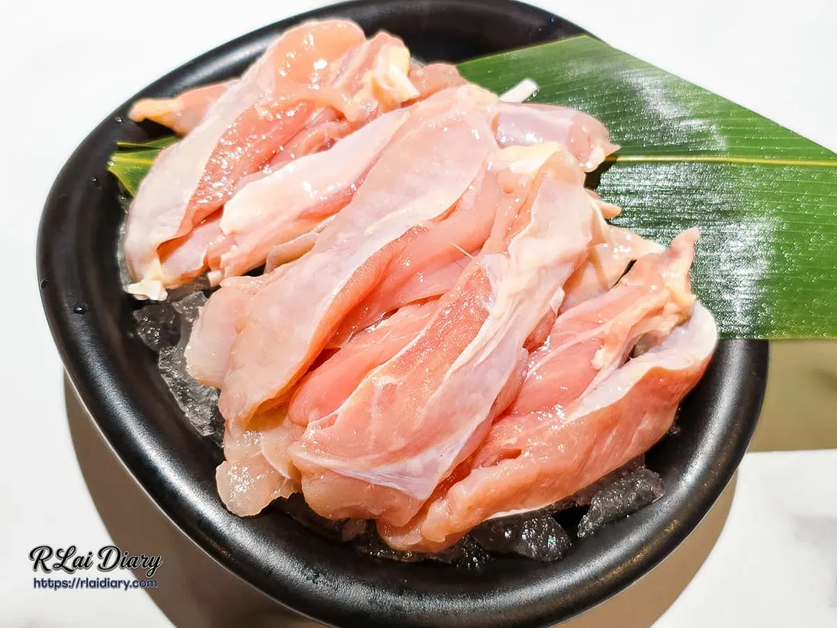 無骨鮮雞腿肉盤，粉嫩雞腿肉塊鋪在碎冰上維持鮮度