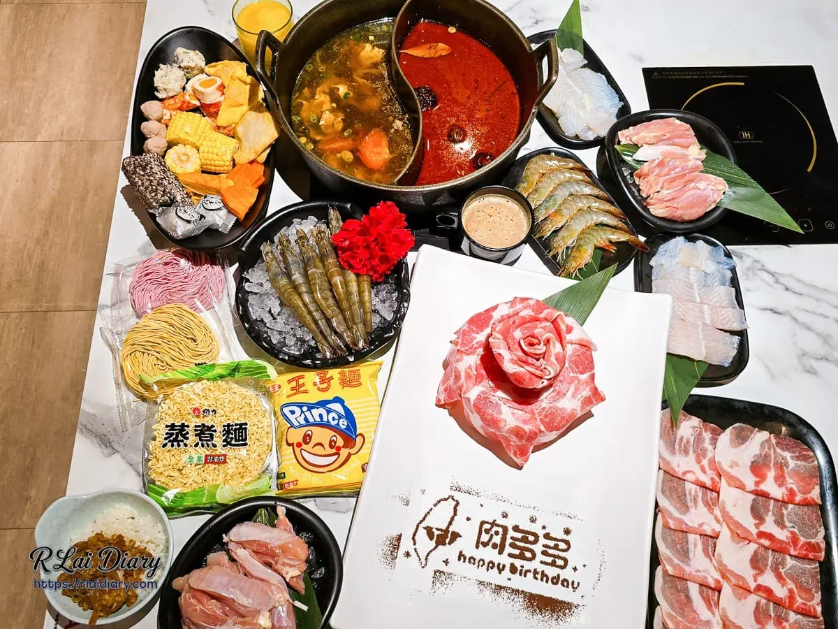 肉多多火鍋西門店豐富全桌餐點大合照,包含肉蛋糕、海鮮拼盤、蔬菜與鴛鴦鍋
