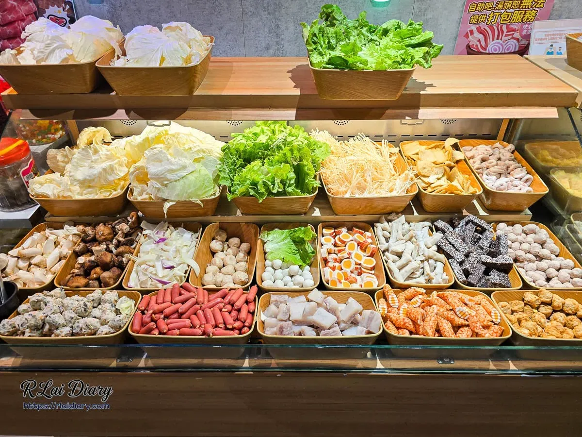 35 種蔬食無限供應區，包含高麗菜、金針菇與各式火鍋料