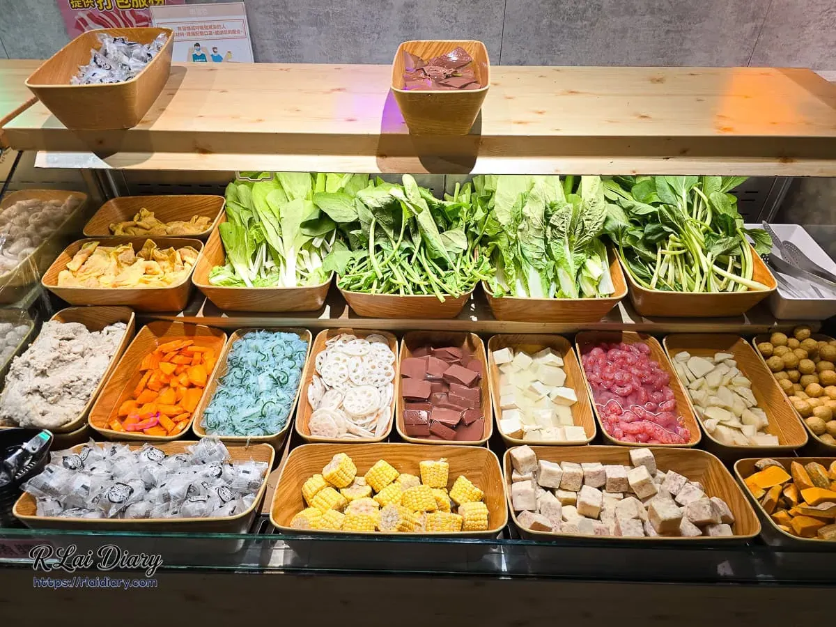 鮮綠葉菜與百頁豆腐、蓮藕片等自助吧多樣化原型食材