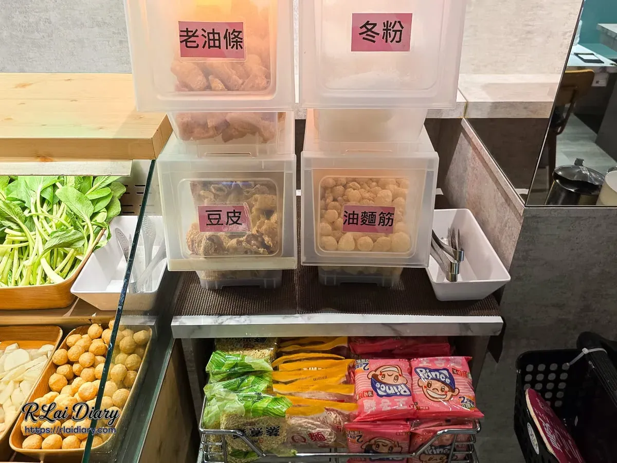 副食麵食區展示，包含王子麵、蒸煮麵與老油條儲藏箱