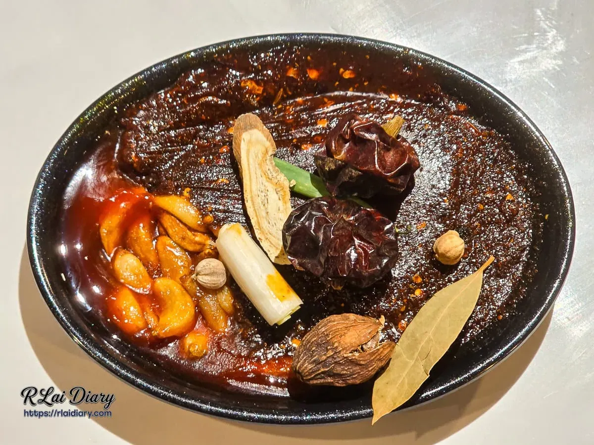 爆炒川府麻辣湯底香料特寫，包含燈籠椒、草果、月桂葉與牛油底醬