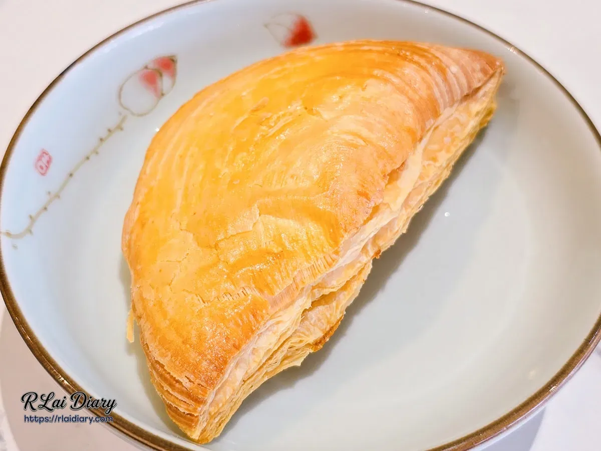 酥皮特寫：金黃層疊的酥脆質感