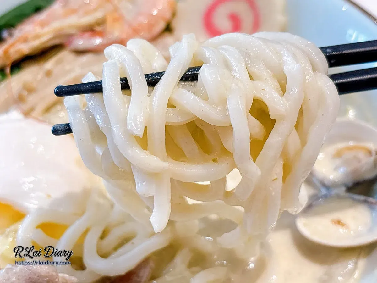 紮實 Q 彈的手打麵麵體細節、吸附濃郁綠咖哩醬汁