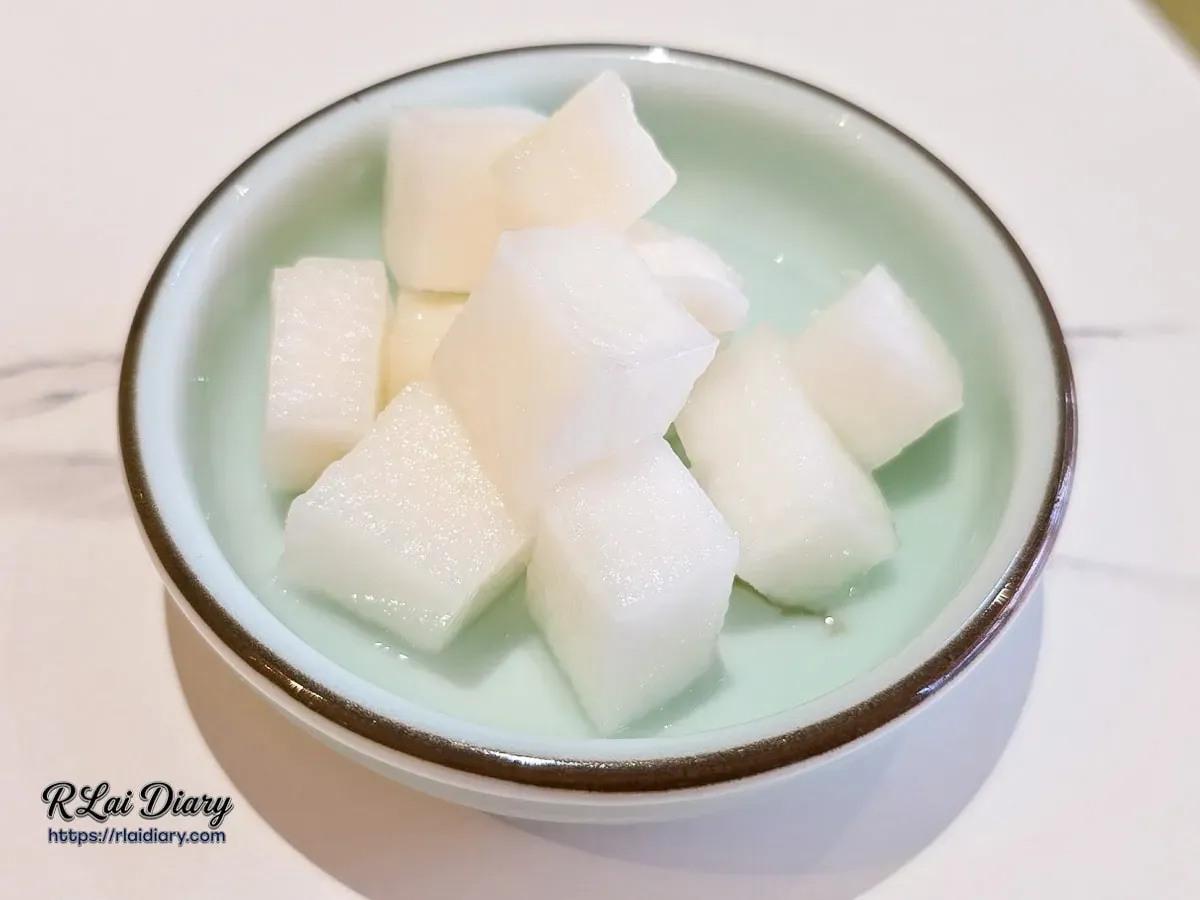 湘春家開胃漬白蘿蔔、酸甜解膩且晶瑩透亮的清爽小菜特寫