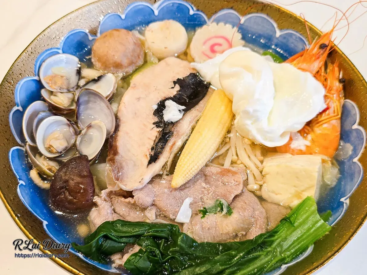 小海陸配料特寫：飽滿蛤蜊、鮮蝦與厚切魚片