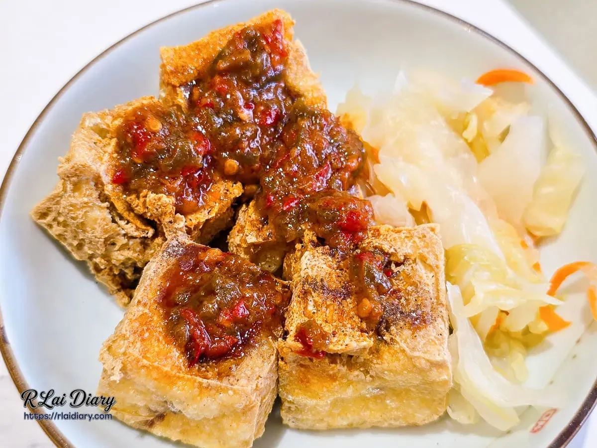 湘湘臭豆腐全景、淋上深色湖南辣醬的靈魂組合