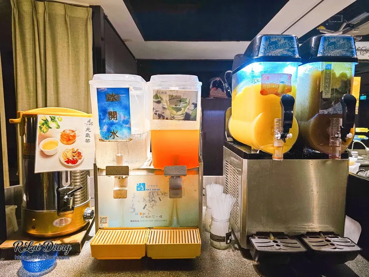 自助飲料吧提供冬瓜檸檬冰沙、日式煎茶與元氣茶