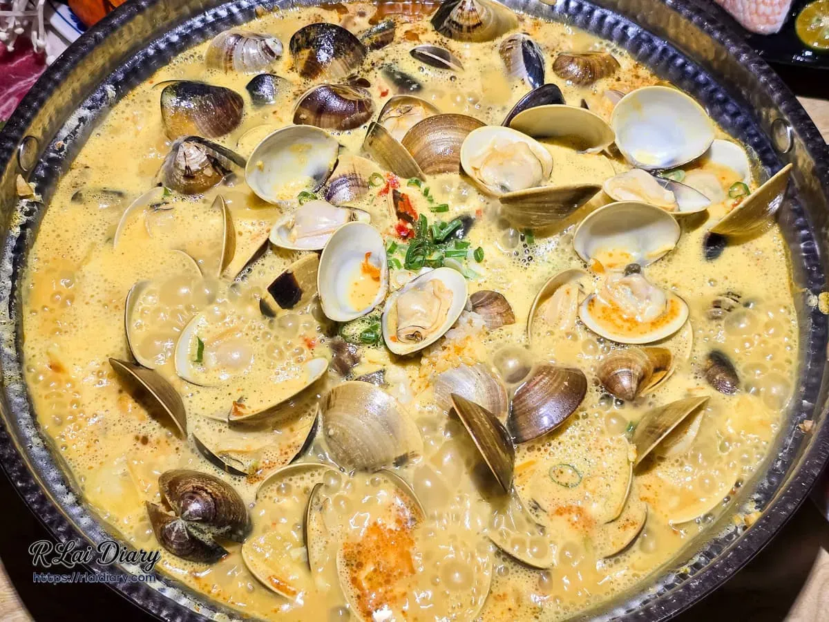 叻沙湯底中鮮甜飽滿的蛤蜊，每一顆都吸滿精華湯汁