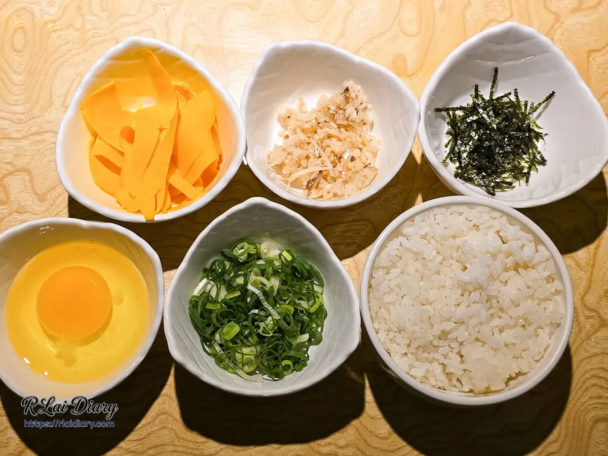 靈魂海鮮雜炊配料：包含白米、雞蛋、蔥花、海苔等
