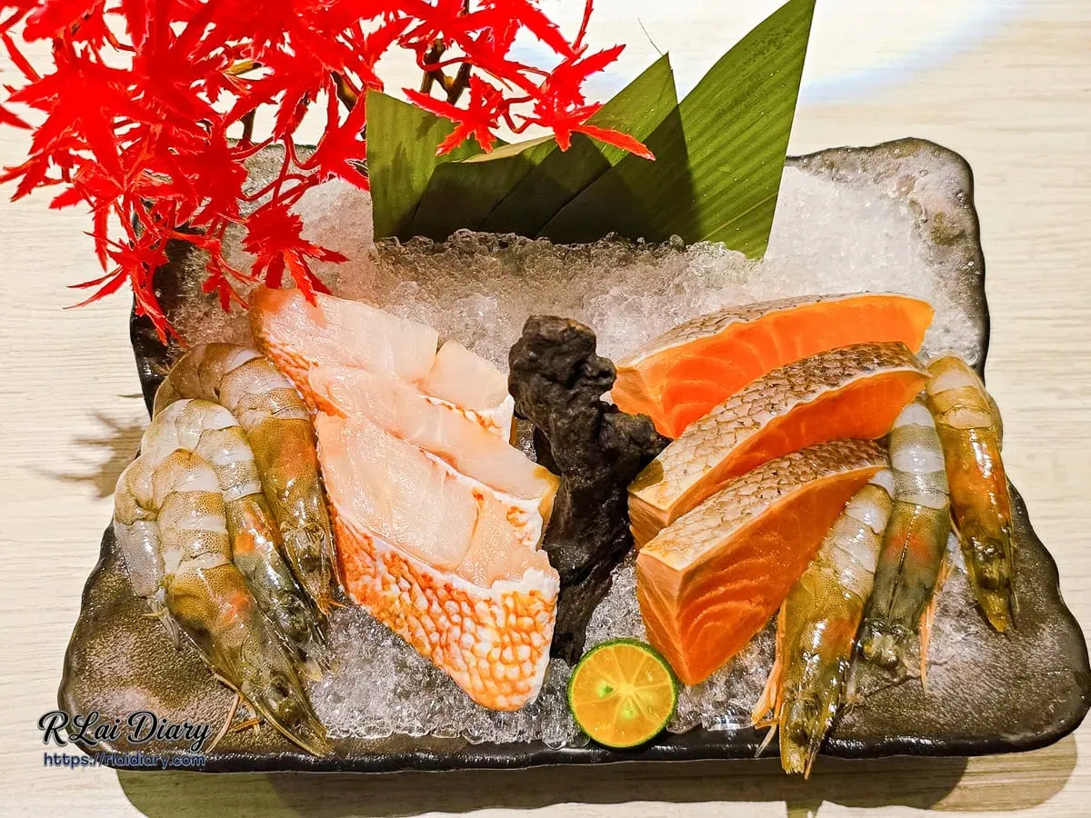 深海魚蝦拼盤：包含厚切魚片與晶瑩剔透的鮮蝦