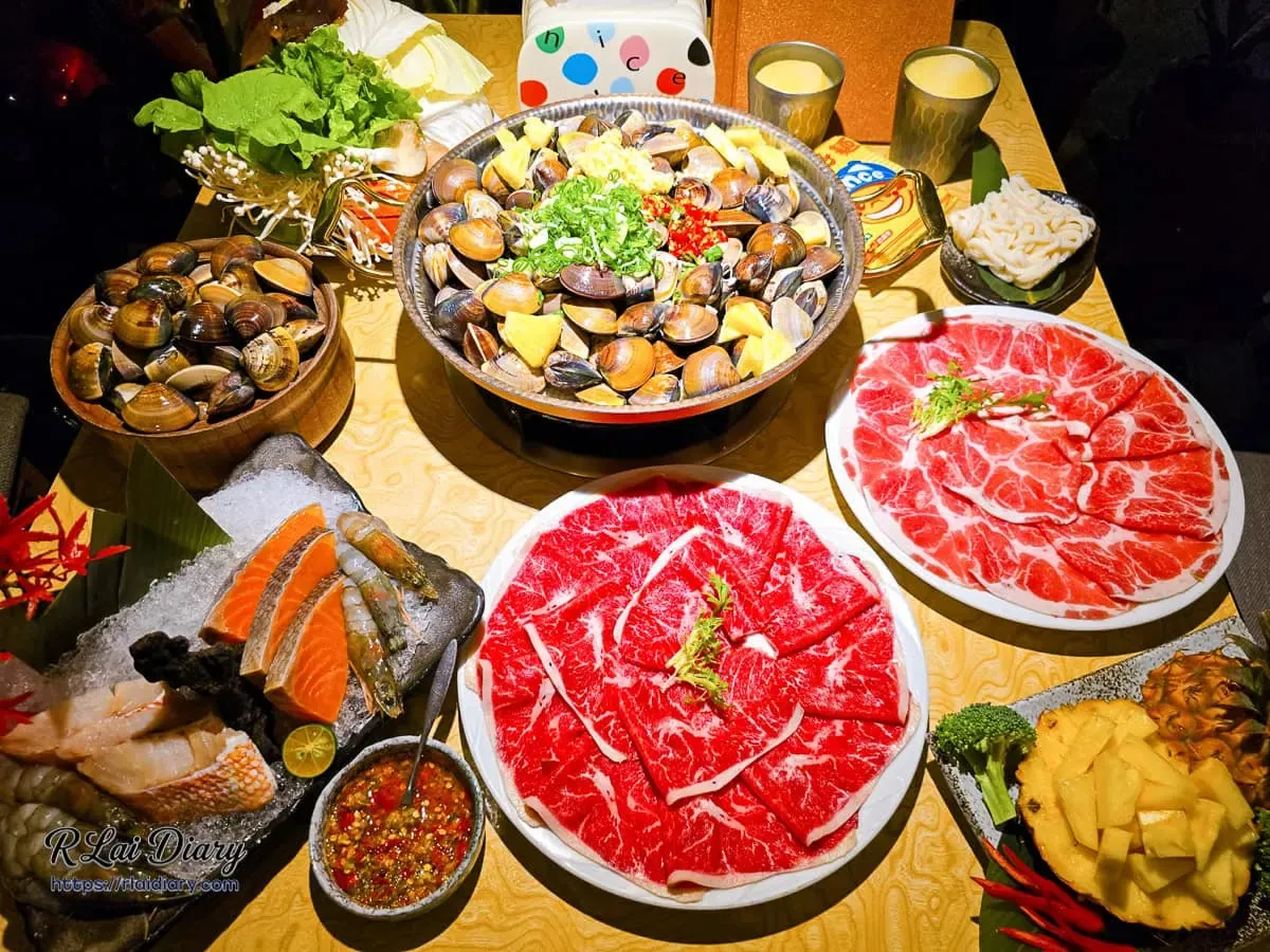 忻殿堂火鍋海陸盛宴全景:包含一公斤蛤蜊瀑布、頂級牛肉與深海魚蝦