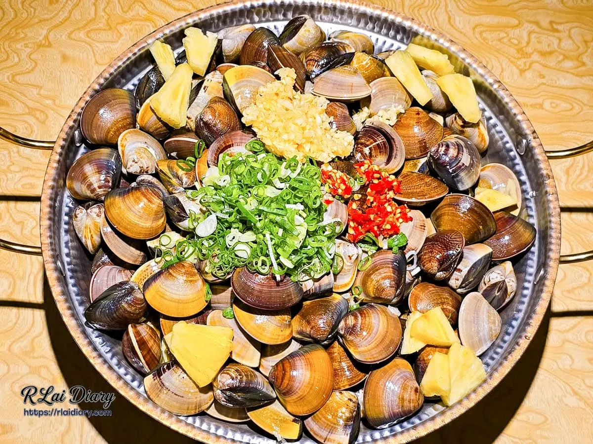 下鍋後的鳳梨卜卜蜆，嚴選大蛤蜊與新鮮鳳梨塊組合