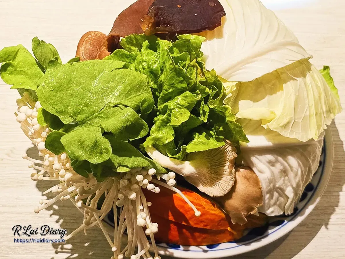 季節時蔬菜盤，提供豐富的原型食材與新鮮五色蔬菜