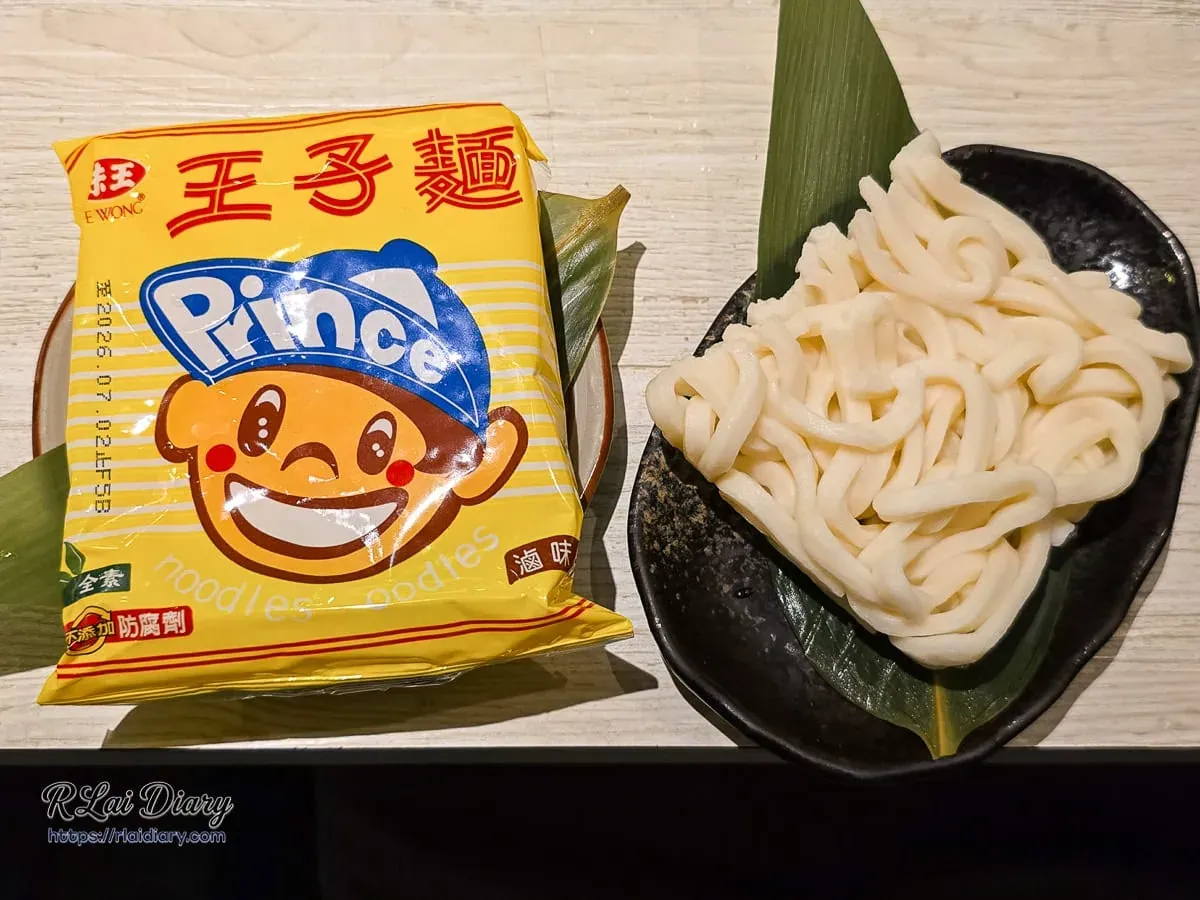 火鍋附餐：讚岐烏龍麵與經典王子麵，吸滿精華湯底