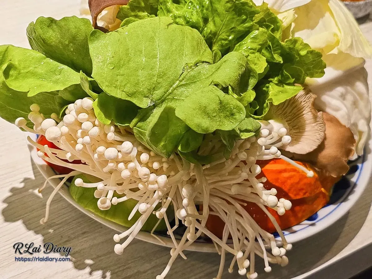 菜盤特寫：新鮮高麗菜、金針菇與南瓜塊，色澤飽滿