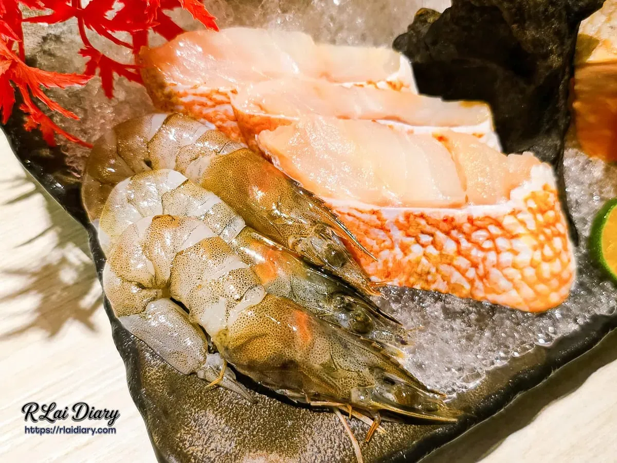深海魚蝦拼盤中的厚切白肉魚與晶瑩剔透鮮蝦特寫