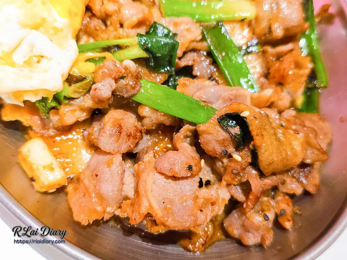 帶有焦香味的韓式烤牛肉片搭配鮮綠蔥段細節