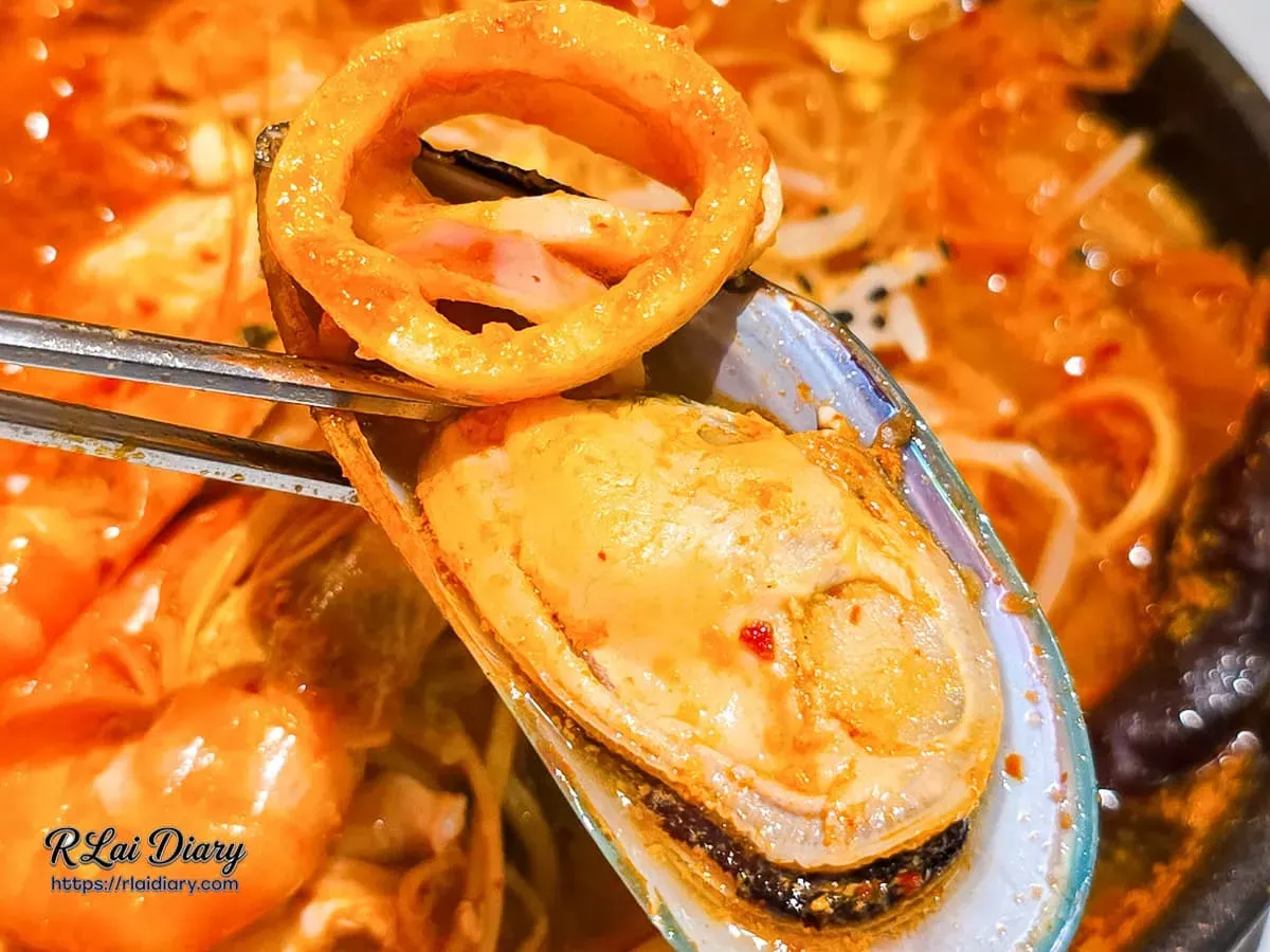 泡菜鍋中鮮美的大淡菜與Q彈魷魚圈食材近寫