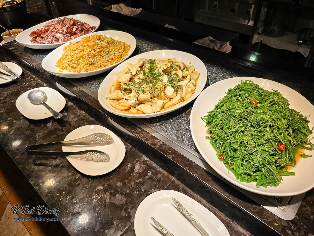 豐FOOD熱食區包含清炒時蔬、清蒸魚片與泰式風味海鮮