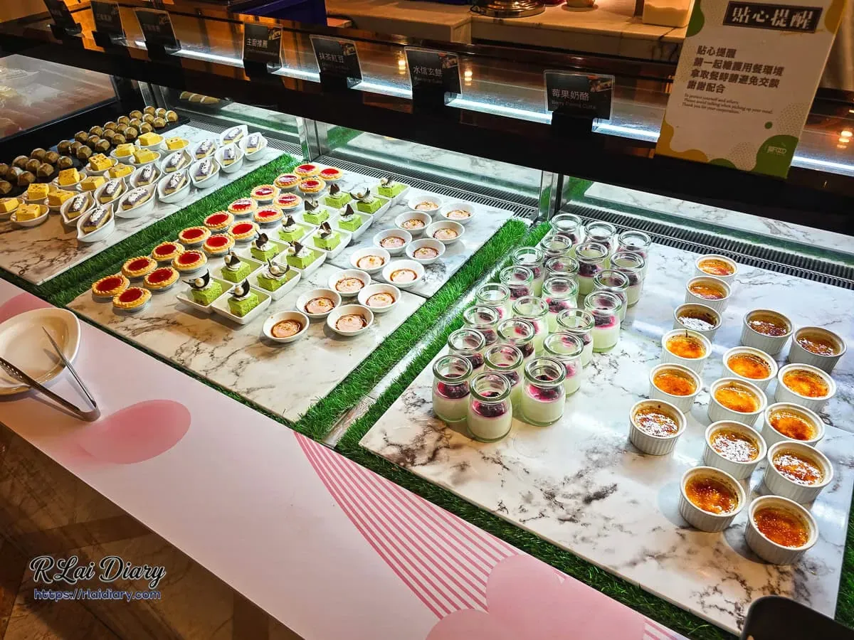 豐FOOD甜點櫃內精緻慕斯蛋糕與布蕾