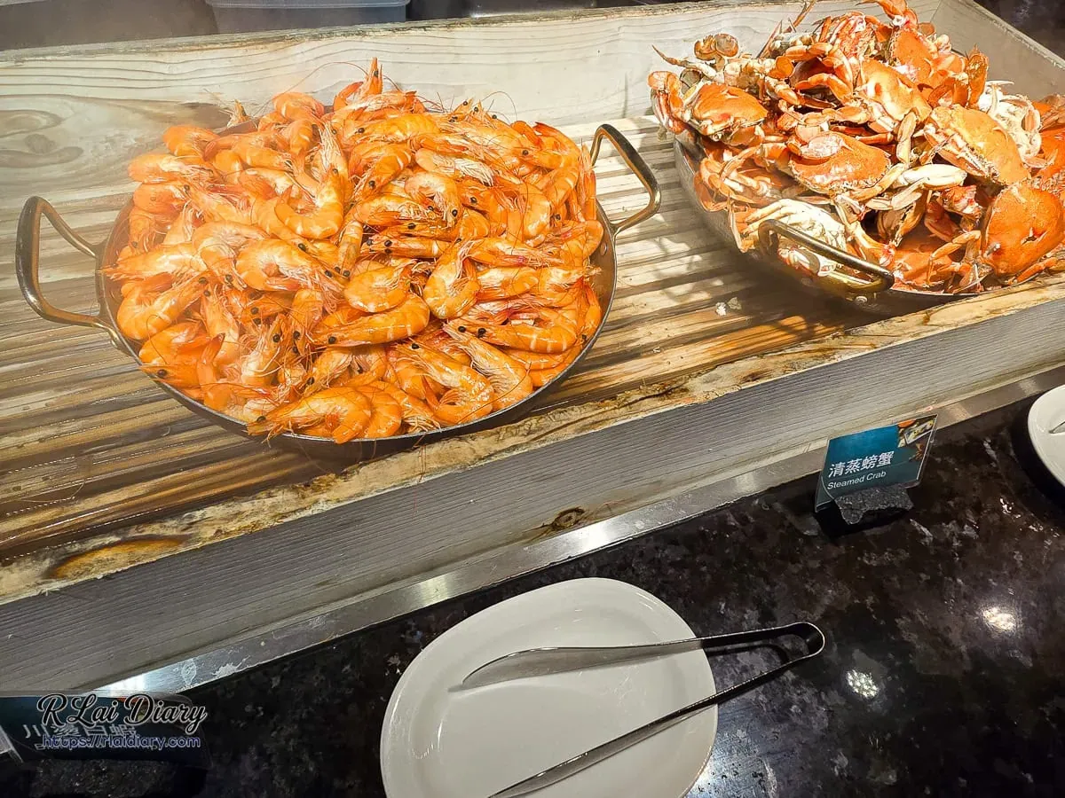 豐FOOD海鮮餐檯上的現蒸螃蟹與川燙鮮甜白蝦