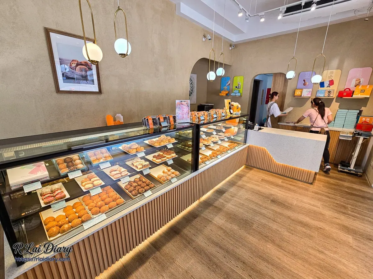 幸福烘焙青海店室內溫暖木質調展示空間與點餐櫃檯