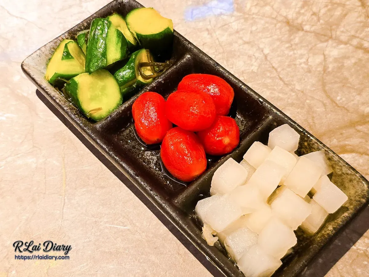 聚食釜開胃小食：梅子蕃茄、柚香蘿蔔、昆布黃瓜俯拍