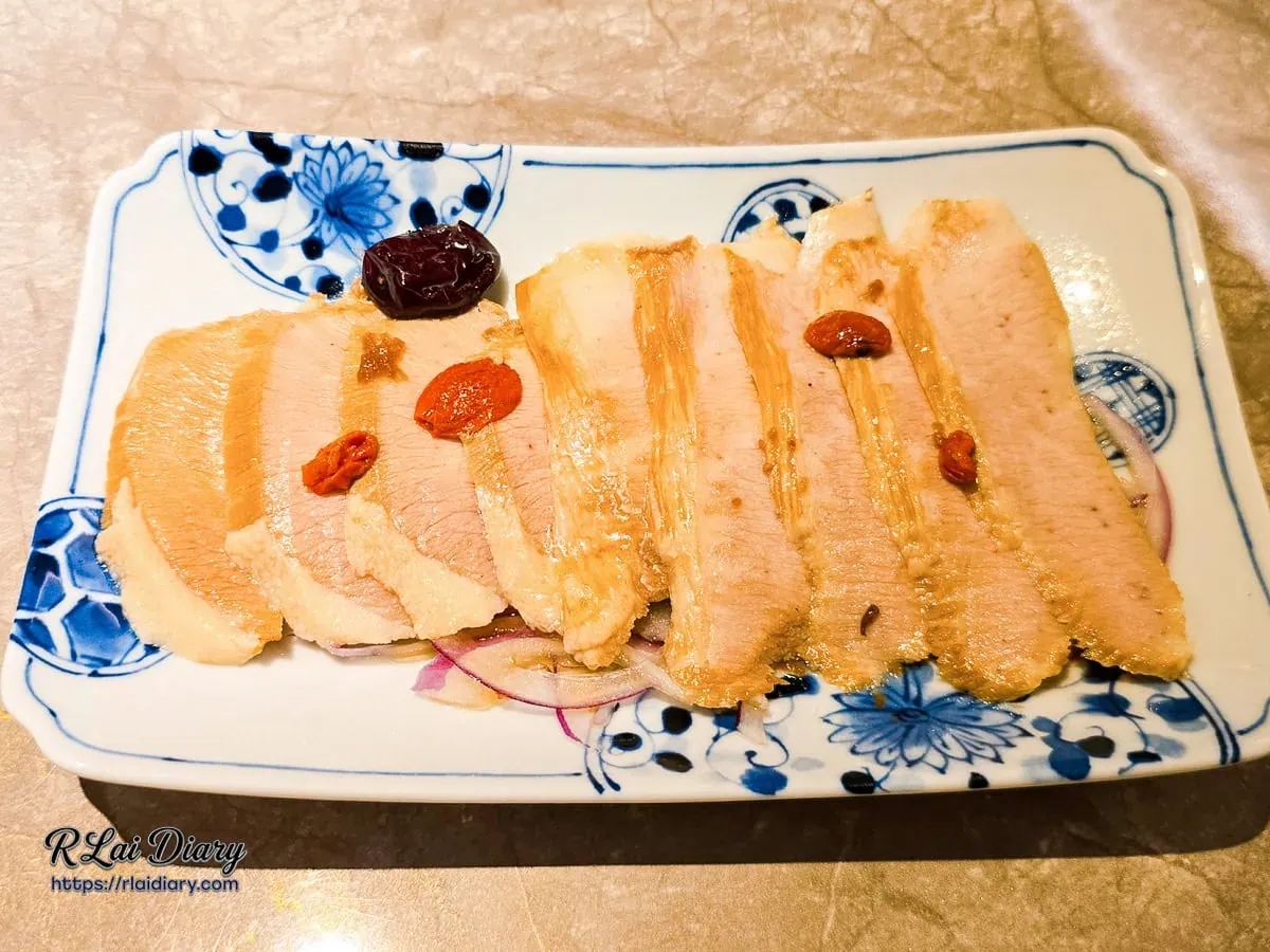 聚食釜手路菜：醉松板豬酒香藥膳冷盤整體擺盤
