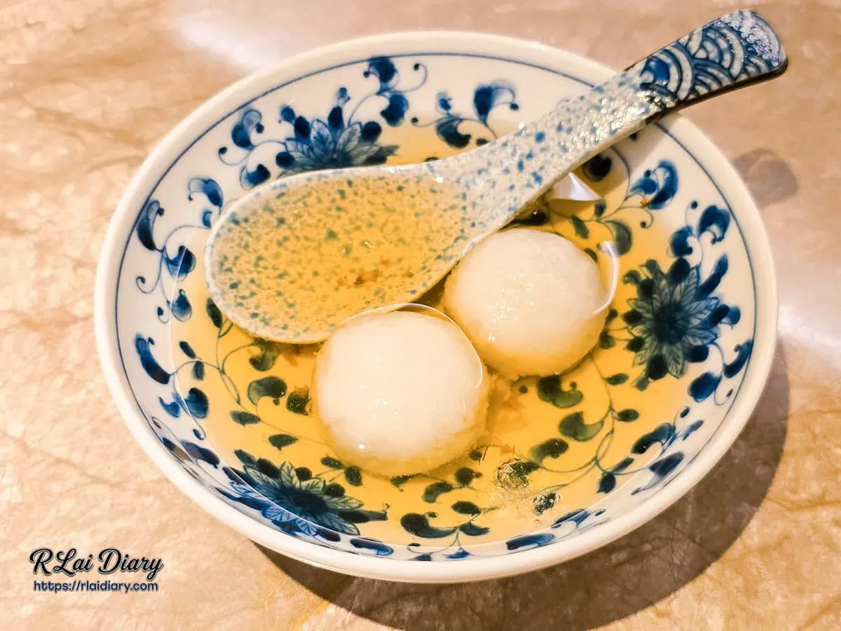 甜品桂花釀芝麻湯圓：金黃桂花蜜與雪白湯圓