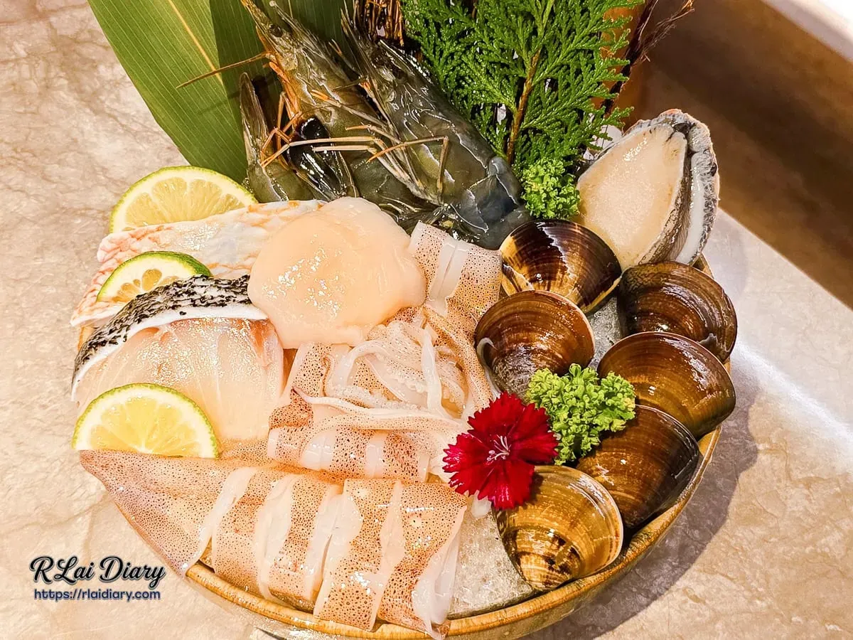 聚食釜綜合海鮮拼盤整體視覺包含鮑魚、大蝦與干貝